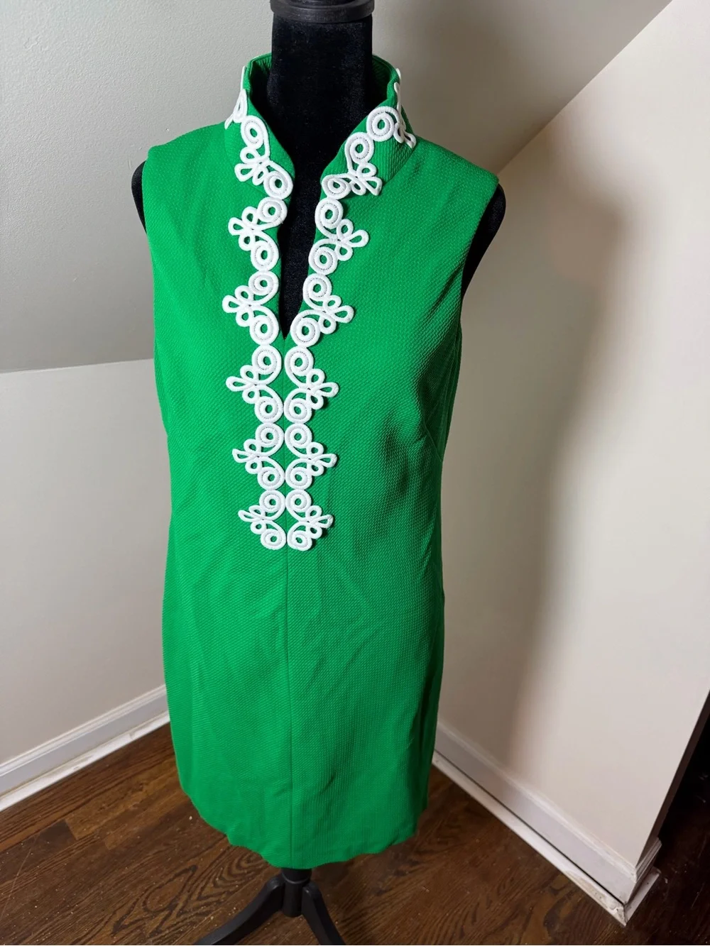 Vince Camuto Kelly Green Sleeveless Shift Dress with White Trim